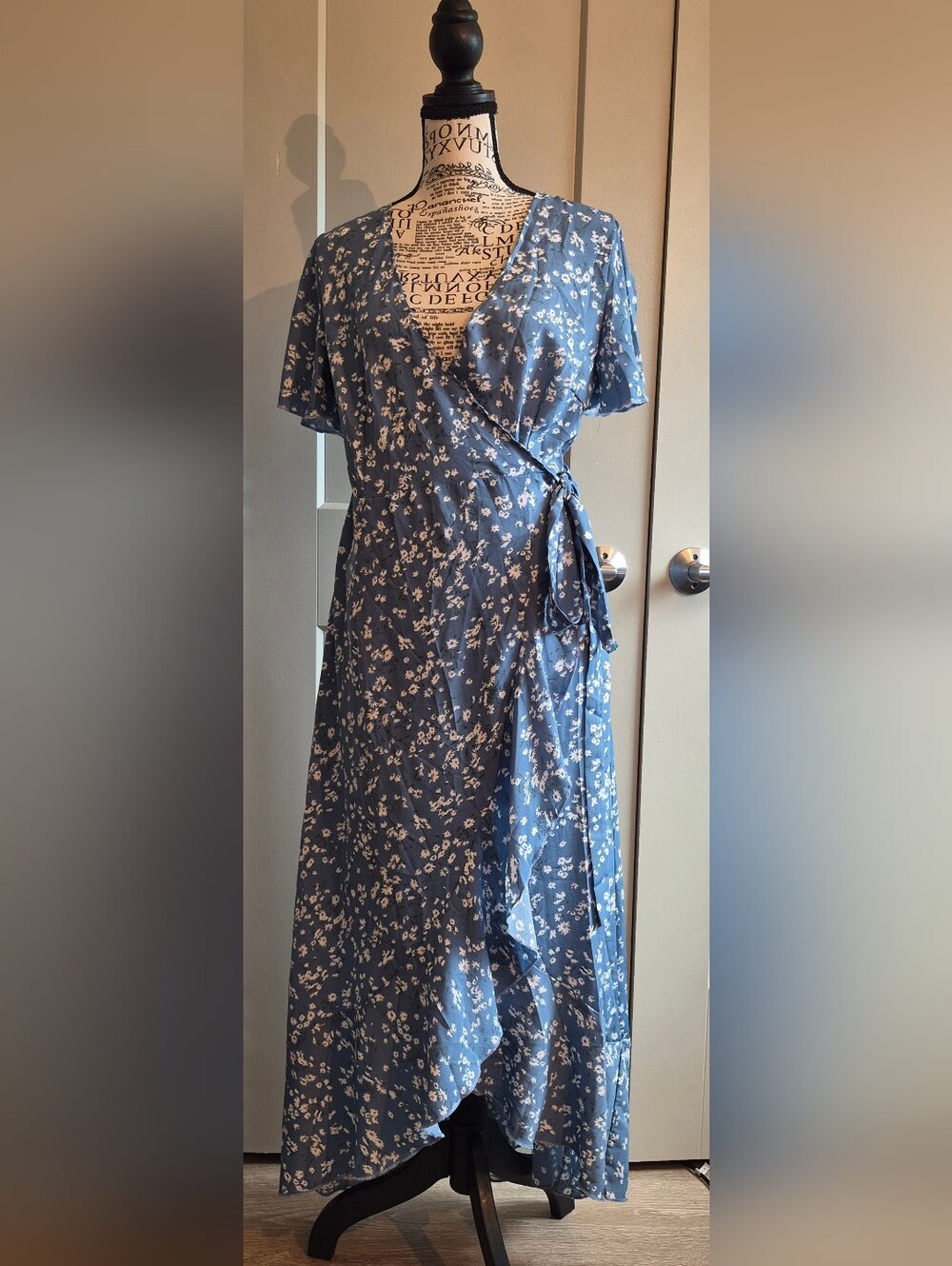 NWT Simplee Floral Flowy Wrap Dress Size - Small